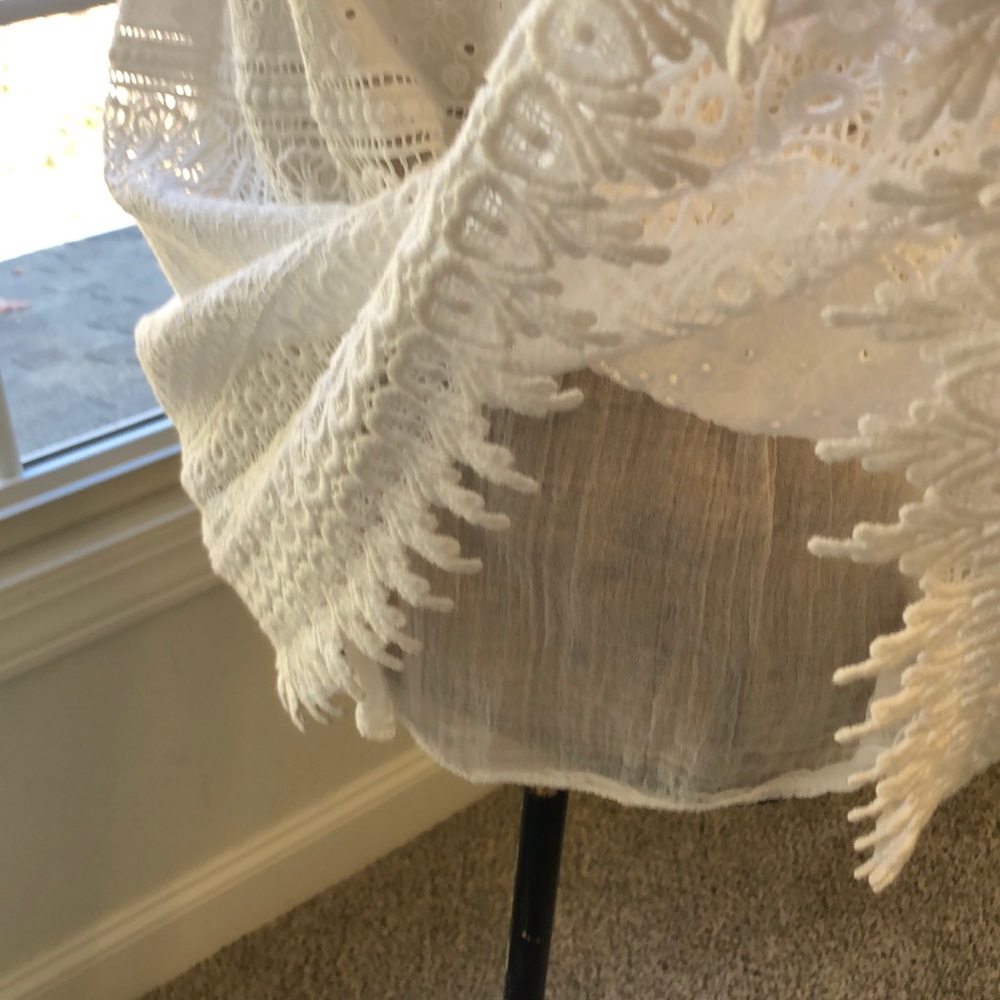 White eyelet lacy cold shoulder blouse - Picture 4 of 6